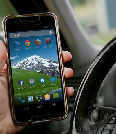 mit dem Handy Auto fahren