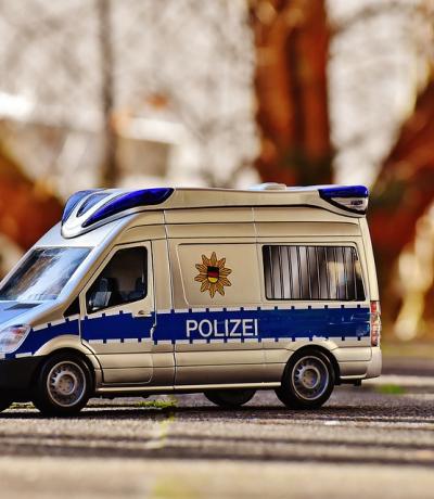 die Polizei macht die Hausdurchsuchung mit einem Polizeiauto