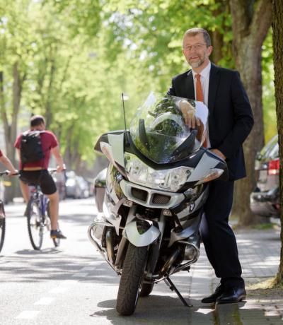 Rechtsanwalt Czaikowski mit Motorrad